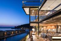 een restaurant met uitzicht op een rivier 's nachts bij Z9 Resort in Tha Kradan