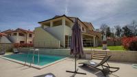 Bazén v ubytovaní Charming villa Aurora with private pool 200m from the beach for up to 10 persons - WiiBuk alebo v jeho blízkosti