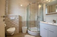 Kúpeľňa v ubytovaní Charming villa Aurora with private pool 200m from the beach for up to 10 persons - WiiBuk