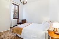 A bed or beds in a room at Del Remer Apartment - 5mins from San Marco sq