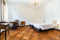 A bed or beds in a room at Del Remer Apartment - 5mins from San Marco sq