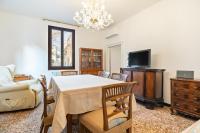 A television and/or entertainment centre at Del Remer Apartment - 5mins from San Marco sq