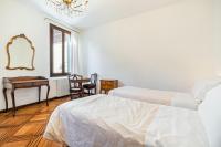 A bed or beds in a room at Del Remer Apartment - 5mins from San Marco sq