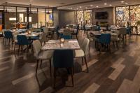 Restaurace v ubytování Crowne Plaza Hotel and Suites Pittsburgh South by IHG