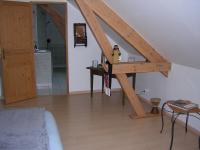 a room with a loft with a desk and an attic at Lo Saunei in Laruns