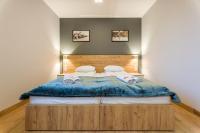 Un dormitorio con una cama grande con dos almohadas. en Hotel***Gorce, en Nowy Targ