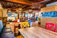 un restaurante con mesas y sillas coloridas en una habitación en La Port, en Znojmo