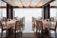 una sala de banquetes con mesas y sillas blancas en Best Western Plus Pearl Addis, en Addis Ababa