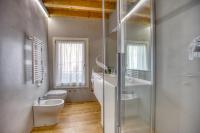A bathroom at Ca' dei Battuti Apartments