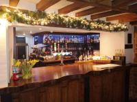 The Marquess of Exeter في ابنجهام: بار به الكثير من زجاجات الكحول