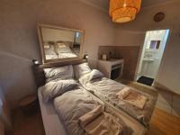 Łóżko lub łóżka w pokoju w obiekcie Corte Apartman