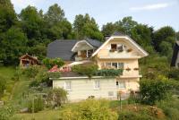 Una casa con flores al costado. en Oriana Studios, en Bled