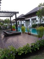 Bazén v ubytování Pool Villa PB6rayong nebo v jeho okolí