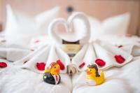 two rubber ducks sitting on a bed with a swan at Hotel am Schloß Apolda in Apolda