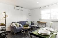 A seating area at Apartamentos Pedregalejo Beach Playa