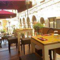 Reštaurácia alebo iné gastronomické zariadenie v ubytovaní Minzoni Loft