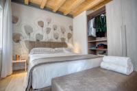 A bed or beds in a room at Ca' dei Battuti Apartments