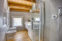A bathroom at Ca' dei Battuti Apartments