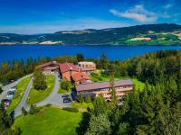 una vista aérea de un complejo con un lago en Honne Hotell, en Biri