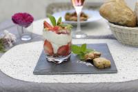 un postre con fresas y crema batida en una mesa en Chambre d'hôtes couvent d'Alando, en Alando