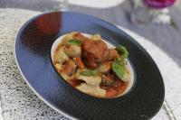 un plato de comida en una mesa en Chambre d'hôtes couvent d'Alando, en Alando
