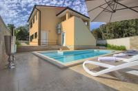 Bazén v ubytovaní Complex of 2 villas Banjole-Marisol with 2 private pools for up to 20 persons only 200m from the beach - WiiBuk alebo v jeho blízkosti