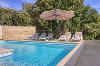 Bazén v ubytovaní Complex of 2 villas Banjole-Marisol with 2 private pools for up to 20 persons only 200m from the beach - WiiBuk alebo v jeho blízkosti