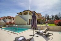 Bazén v ubytovaní Complex of 2 villas Banjole-Marisol with 2 private pools for up to 20 persons only 200m from the beach - WiiBuk alebo v jeho blízkosti