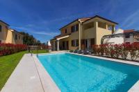 Bazén v ubytovaní Complex of 2 villas Banjole-Marisol with 2 private pools for up to 20 persons only 200m from the beach - WiiBuk alebo v jeho blízkosti