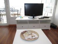 TV a/nebo společenská místnost v ubytování Life Apartments Fuentebravía