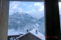 una ventana con vistas a una montaña nevada en Les Passereaux 2, en Saint-Gervais-les-Bains