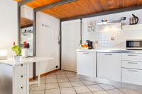 A kitchen or kitchenette at Modern Studio Flat - 3 mins from Duomo Square