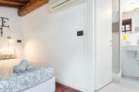 A bed or beds in a room at Modern Studio Flat - 3 mins from Duomo Square