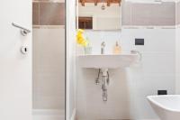 A bathroom at Modern Studio Flat - 3 mins from Duomo Square