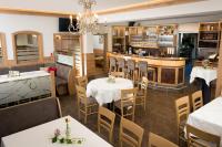 Hotel Friesacherhof餐廳或用餐的地方