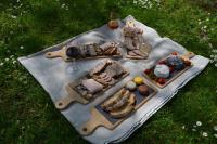 une table avec des assiettes de nourriture et des verres de vin dans l'établissement Le Domaine Des Anges, écolodge, à Thenay