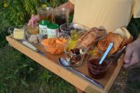 un plateau de pain et d'autres aliments sur une table dans l'établissement Le Domaine Des Anges, écolodge, à Thenay
