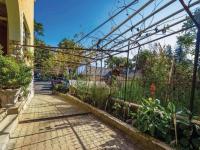 Vonkajšia záhrada v ubytovaní Apartment Kumicic - 3 Bedrooms