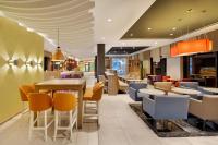 een restaurant met kleurrijke stoelen en tafels in een cafetaria bij Holiday Inn Düsseldorf City – Toulouser Allee by IHG in Düsseldorf