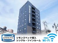 相模原市にあるホテルリブマックス南橋本駅前の高い青い建物