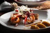 un piatto di cibo con gamberetti e riso su un tavolo di Toca da Coruja a Pipa