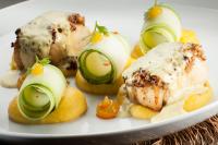 un piatto bianco di cibo con carne e verdure di Toca da Coruja a Pipa