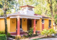 a yellow house with a tower on top of it at Mansión Los Guichos in Retalhuleu