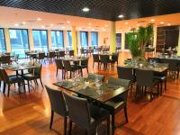 Reštaurácia alebo iné gastronomické zariadenie v ubytovaní Mercure Leonardo da Vinci Rome Airport