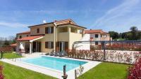 Bazén v ubytovaní Luxury Villa Olivia with pool , 200m from the beach alebo v jeho blízkosti