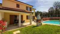 Bazén v ubytovaní Luxury Villa Olivia with pool , 200m from the beach alebo v jeho blízkosti
