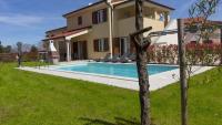 Bazén v ubytovaní Luxury Villa Olivia with pool , 200m from the beach alebo v jeho blízkosti