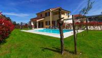 Bazén v ubytovaní Luxury Villa Olivia with pool , 200m from the beach alebo v jeho blízkosti