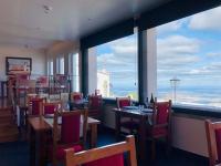 Un restaurante con mesas y sillas y un gran ventanal. en Varanda Do Alentejo, en Marvão