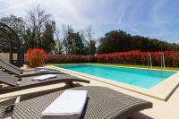 Bazén v ubytovaní Luxury Villa Olivia with pool , 200m from the beach alebo v jeho blízkosti